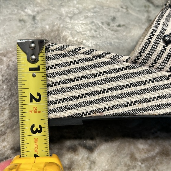 Simply Vera Wang slip on wedge.  Excellent condition - Picture 6 of 6